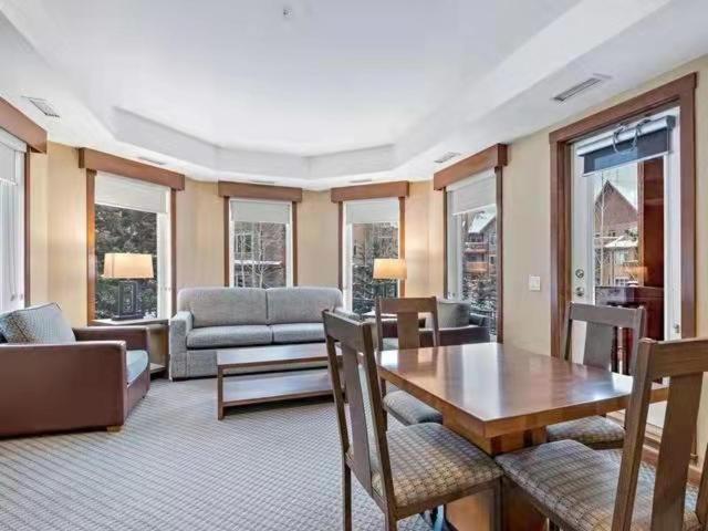 Sunny Tranquil Woods Turret In Falcon Crest Lodge Canmore Luaran gambar
