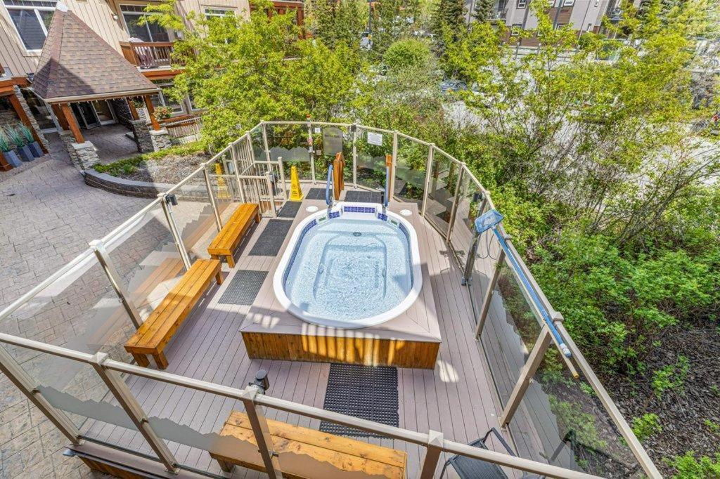 Sunny Tranquil Woods Turret In Falcon Crest Lodge Canmore Luaran gambar