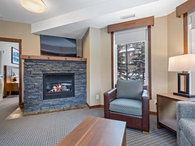 Sunny Tranquil Woods Turret In Falcon Crest Lodge Canmore Luaran gambar